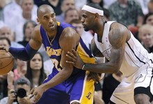 Kobe Bryant protege el baln ante LeBron James. | EFE