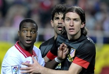 Kondogbia pelea por un baln con Filipe Luis y Diego Costa. | Cordon Press