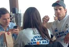 Mila Kunis y Ashton Kutcher, con la camiseta de apoyo al Real Madrid. | Cordon Press