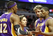 Howard, Nash, Gasol y Metta World Peace, durante un partido con los Lakers. | EFE