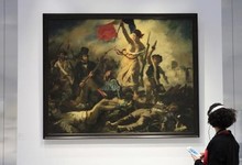Mujer contemplando 'La libertad guiando al pueblo' en el museo Louvre de Lens. | Cordon Press