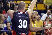 Maciej Lampe defiende a Paulao Prestes. | EFE