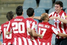 Laporte (d) es felicitado por su gol al Getafe en el Coliseum. | EFE