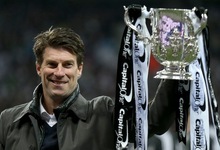 Michael Laudrup posa con el trofeo de la Capital One Cup. | Cordon Press/Archivo