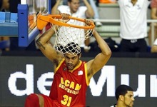 Lima (UCAM Murcia) se cuelga de la canasta ante el Fuenlabrada. | EFE