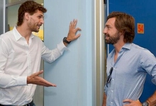 Fernando Llorente conversa con Andrea Pirlo en las instalaciones de su nuevo club. | Foto: Juventus.com