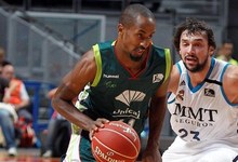 Llull intenta defender a Calloway. | EFE