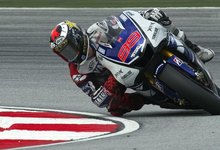 Jorge Lorenzo rueda con su Yamaha en el trazado de Sepang. | EFE
