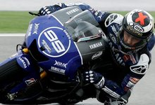 Jorge Lorenzo pilota su Yamaha en el circuito de Motorland. | EFE