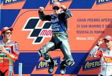 Lorenzo celebra su victoria en el podio junto a Rossi y Bautista. | EFE