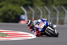 Lorenzo rueda sobre el asfalto de Silverstone. | EFE