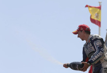 Jorge Lorenzo celebra su victoria en el podio de Montmel. | EFE