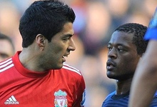 Luis Su�rez (i) profiere insultos racistas a Evra durante un partido de la Premier League. | Archivo