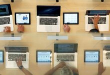 Usuarios probando los Macbook Pro en la inauguracin de la tienda de Apple en Paseo de Gracia en julio de 2012. | Cordon Press