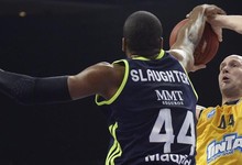 Marcus Slaughter lucha por el bal�n con Zach Morley, del Alba Berl�n. | EFE