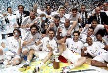 Los jugadores del Real Madrid posan con trofeo de campeones de la Liga Endesa. | EFE
