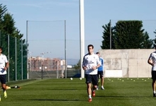 Xabi Alonso (d), en el entrenamiento del Real Madrid junto a Casemiro (i) y Nacho. | Foto: realmadrid.com