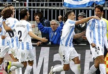 Roque Santa Cruz celebra con sus compaeros su gol al Oporto. | EFE