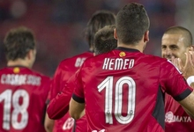 Tomer Hemed (de espaldas) es felicitado por su gol al Betis. | EFE