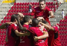 Los jugadores del Mallorca se abrazan celebrando el primer gol. | EFE