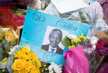 Homenaje a Mandela frente a su casa.| Archivo
