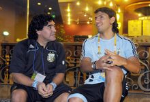 Maradona posa sonriente junto al Kun Agero, eran otros tiempos. | Cordon Press