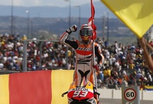 Marc Mrquez onde la bandera de su club de fans en el GP de Aragn. | Cordon Press