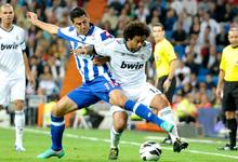 Marcelo disputa un baln con Riki durante un Real Madrid-Deportivo. | Cordon Press