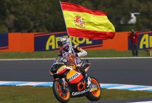 Marc Mrquez, con la bandera espaola en el circuito de Phillip Island. | Cordon Press