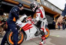 Marc Mrquez se sube a la Honda de MotoGP en el circuito de Cheste. | EFE