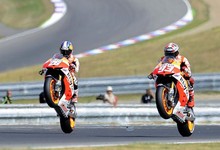 Mrquez y Pedrosa  hacen un caballito tras los segundos libres. | EFE