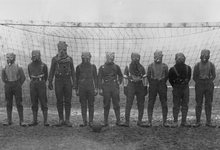Soldados ingleses jugando un partido de ftbol con mscaras antigs en el norte de Francia en 1916. | Wikipedia/Bibliothque nationale de France