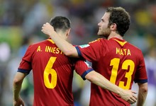 Iniesta y Mata se abrazan durante un partido. | Archivo