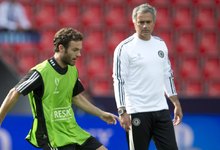 Jos Mourinho observa a Juan Mata en un entrenamiento del Chelsea. | Cordon Press/Archivo