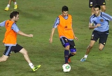 David Villa (c), ante Mata (i) y Busquets en un entrenamiento de la seleccin. | EFE