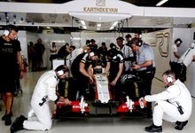 Mecnicos del equipo HRT trabajan en el coche de Karthikeyan en el pasado GP de Brasil. | Cordon Press