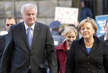  El presidente de la Unin Cristianodemcrata (CDU), Horst Seehofer y Merkel llegan a la sede socialdemcrata | Efe 