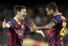 Messi celebra con Alves uno de sus tres goles al Ajax. | EFE