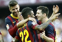 Piqu, Alves y Messi celebran uno de los goles ante el Levante. | EFE