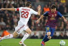Messi controla el baln ante Ambrosini en un partido de la pasada temporada. | Cordon Press/Archivo