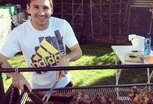 Leo Messi prepara un asado. | Instagram