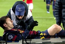 Leo Messi es retirado del campo en camilla. | EFE
