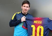 Leo Messi posa con la camiseta para Mller. | Fcbarcelona.es