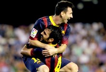 Messi celebra un gol junto a Cesc. | Cordon Press