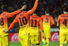 Los jugadores celebran junto a Messi el tanto del empate. | EFE