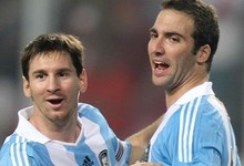 Higuan y Messi celebran el tanto ante Per. | EFE