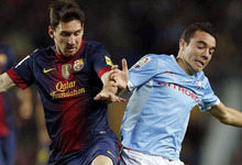 Iago Aspas, posiblemente el mejor futbolista gallego del momento, disputa un baln con Messi. | EFE