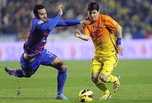 Messi se lleva el bal�n ante Iborra. | EFE