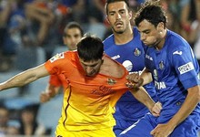 Messi es agarrado en Getafe. | EFE