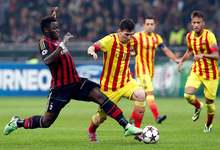 Messi se lleva la pelota ante Muntari. | Cordon Press